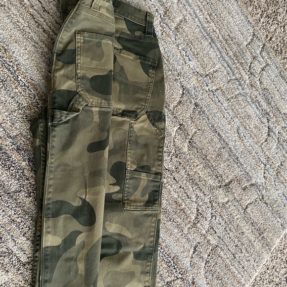 Hollister women’s cargo pants (0-short) - Picture 2 of 2